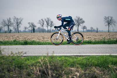 Filip Maciejuk vom BORA-hansgrohe Road Cycling Team von Red Bull fährt beim Rennen Mailand-Sanremo in Italien.
