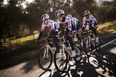 Les cyclistes de Red Bull BORA - hansgrohe roulent en vélo lors d'un camp d'entraînement à Majorque en janvier 2025 