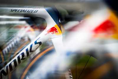 Un gros plan du vélo Red Bull BORA-hansgrohe pendant Milan-San Remo 2025, mettant en valeur son design aérodynamique. 