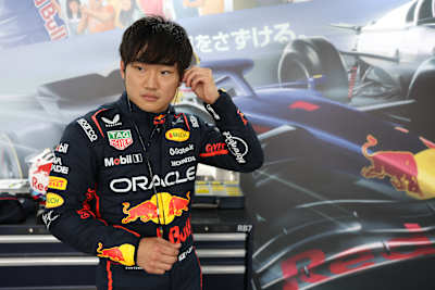 Yuki Tsunoda se prepara para a ação na Oracle Red Bull Racing Showrun em Tóquio, 2025