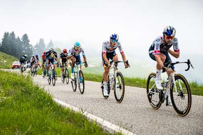 Giulio Pellizzari del team Red Bull BORA-Hansgrohe brilla durante il Giro d'Italia del 25 maggio 2025, sul Monte Grappa. 