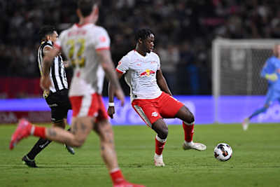 El Chadaille Bitshiabu em ação pelo RB Leipzig durante o jogo frente ao Santos FC, disputado a 28 de maio de 2025.