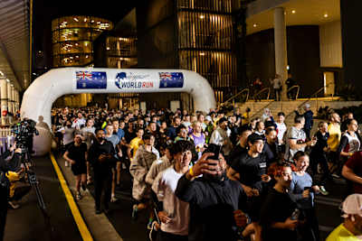 Účastníci v australském Sydney nadšeně zahajují světový běh Wings For Life World Run 2025 a demonstrují tak jednotu ve prospěch výzkumu míchy.