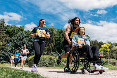 Účastník běhu Red Bull Wings For Life v Paříži, Francie, 4. května 2025.