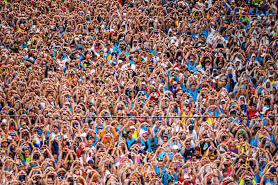 En livlig folkemengde på Austria Center i Wien, Østerrike, i forkant av starten på 2025 Wings for Life World Run flaggskiparrangementet.