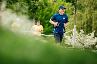 Jakub Hroneš odhodlaně běží během Wings for Life World Run 2025 v Praze a užívá si živou atmosféru a malebnou trať.