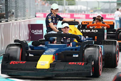 Yarış öncesinde pilotlar LEGO'dan yapılan araçlarla pisti turladı