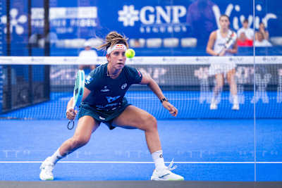 Spanish padel star Beatriz González in action during the GNP Mexico Major Premier Padel in Acapulco, showcasing her intense concentration and athletic prowess on November 30, 2024.