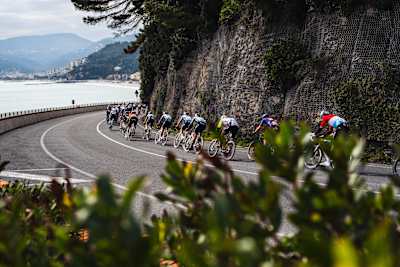 La squadra di ciclismo su strada Red Bull - BORA - hansgrohe pedala durante la Milano-Sanremo nelle vicinanze di Sanremo, Italia, il 22 marzo 2025.  