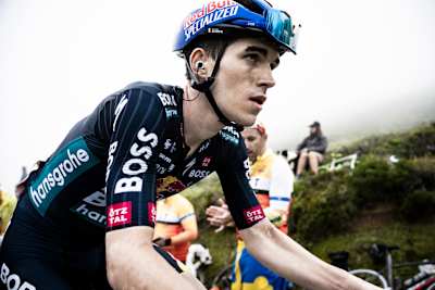 Giovanni Aleotti scala il ripido e nebbioso Cuitu Negru durante la quindicesima tappa de La Vuelta a España 2024, rappresentando la Red Bull BORA - hansgrohe in un impegnativo arrivo in salita. 