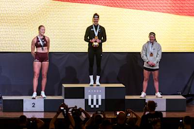 Joanna Wietrzyk, Linda Meier y Lauren Weeks suben triunfantes al podio de Hyrox Chicago 2025, celebrando la excelencia atlética en uno de los eventos más dinámicos de Red Bull.