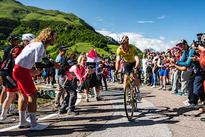 Ваут ван Ерт з Visma Lease a Bike проїжджає у Сан-Валентіно, Італія, 27 травня 2025 року.