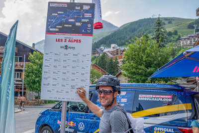 Christian 'Chrigel' Maurer checkt bei Checkpoint 10 in Les 2 Alpes ein