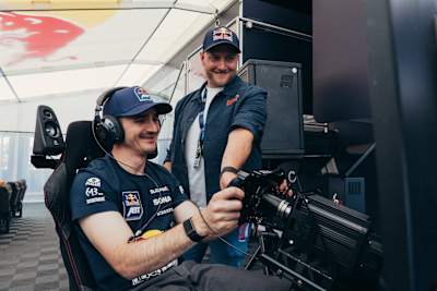Dennis Zenz und Jordan Pepper beim Fahrsimulator in der Box von ABT Sportsline bei den 24h Nürburgring. 