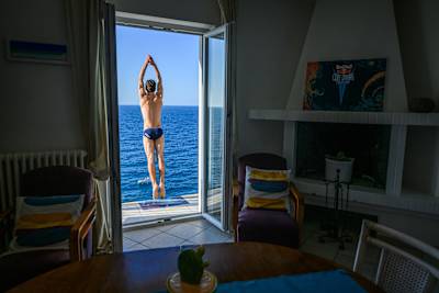 Der Italiener Andrea Barnaba springt während des dritten Stopps der Red Bull Cliff Diving World Series 2024 in Polignano a Mare, Italien, von einem 26 m hohen Balkon.