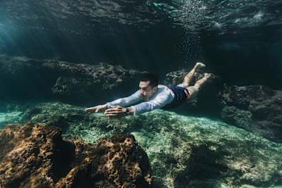 Jonathan Paredes aus Mexiko während des letzten Wettkampftages der dritten Station der Red Bull Cliff Diving World Series 2024 in Polignano a Mare, Italien, am 30. Juni 2024.
