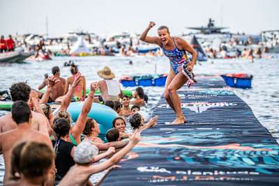 Rhiannan Iffland aus Australien feiert nach ihrem Sprung von der 21,5-m-Plattform während der Red Bull Cliff Diving World Series 2024 in Polignano a Mare, Italien