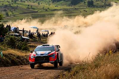Ott Tänak a Martin Järveoja z týmu HYUNDAI SHELL MOBIS WORLD RALLY TEAM vystupují během mistrovství světa v rally v řeckém městě Lamia 28. června 2025.