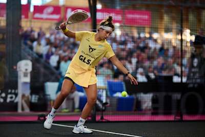 Beatriz González kämpft während des Viertelfinales des Brussels Premier Padel P2 in Brüssel, Belgien, am 25. April 2025 und zeigt die dynamische Energie von Red Bull auf dem Padelplatz