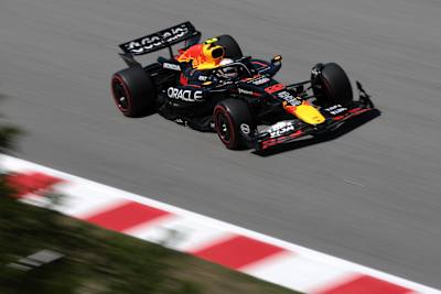 Yuki Tsunoda, do Japão, dirigindo o (22) Oracle Red Bull Racing RB21 na pista durante o último treino antes do Grande Prêmio da Espanha de F1
