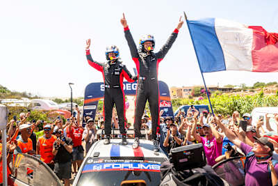 Sebastien Ogier et son copilote Vincent Landais célèbrent leur victoire lors du Rallye de Sardaigne 2025 à Olbia, en Italie.