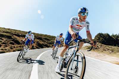 An homage to France: Red Bull – BORA – hansgrohe goes blue, white