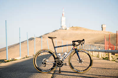 Le vélo Red Bull Specialized S-Works pour le Tour de France 2025 photographié sur le Mont Ventoux, en France.
