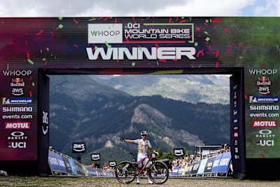 Tom Pidcock festeggia la vittoria al traguardo della Coppa del Mondo di Mountain Bike UCI a Pal Arinsal, Andorra, il 12 luglio 2025. 