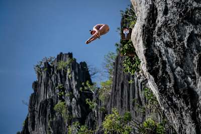 Molly Carlson ejecutando un salto desde la plataforma en Filipinas.