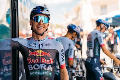 Jai Hindley staat met Red Bull - BORA - hansgrohe ploeggenoten voor de start van etappe 4 van de Giro d'Italia 2025 in Alberobello, Italië.