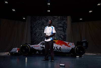 Olaolu Slawn pose devant la livrée spéciale VCARB 02 pour le British Grand Prix for Visa Cash App Racing Bulls 2025 au Royaume-Uni le 1er juillet 2025. 
