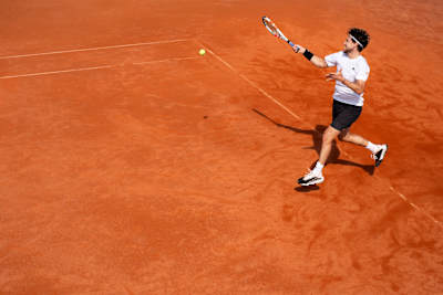 Dominic Thiem practica su derecha en una pista de tierra batida en Traiskirchen, Baja Austria, durante una intensa sesión de entrenamiento para 2024.