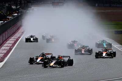 Max Verstappen lidera a Oscar Piastri, Lando Norris y el resto del pelotón en la salida durante el Gran Premio de F1 de Gran Bretaña en el circuito de Silverstone el 06 de julio de 2025.