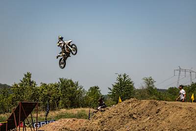 Billy Bolt podczas czwartego dnia zawodów offroadowych Red Bull Romaniacs w rumuńskim Sybinie