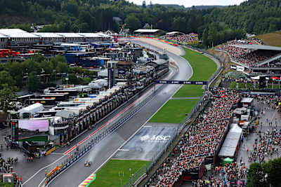 Max Verstappen (Red Bull Racing) devance George Russell (Mercedes) lors du Grand Prix de Formule 1 de Belgique 2025 sur le mythique circuit de Spa-Francorchamps.