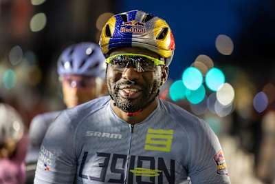 Justin Williams w kasku Red Bulla i koszulce Legion podczas elektryzującego wyścigu kolarskiego Red Bull Roundabout Rumble w Indianapolis w stanie Indiana 5 kwietnia 2025 r.