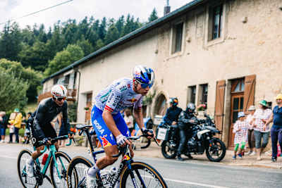 Laurence Pithie z Team Red Bull - BORA - hansgrohe ostro jedzie podczas 20. etapu z Nantua do Pontarlier na Tour de France 2025.