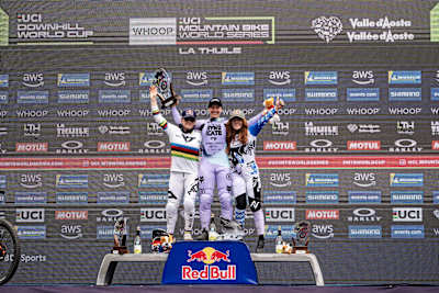 Nina Hoffmann, Valentina Höll e Gracey Hemstreet festeggiano in cima al podio della UCI Mountain Bike World Cup 2025 a La Thuile, Italia.