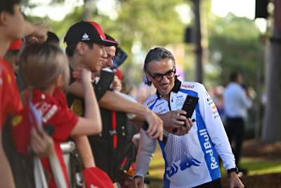 Laurent Mekies z fanami przed GP Australii