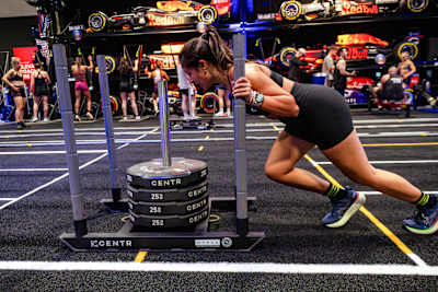 Los atletas superan con fuerza intensos retos de fitness, empujando 100 kg, en el Red Bull HYROX Coaches Camp, en el emblemático Circuito de Silverstone (Reino Unido).