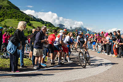 Thomas Pidcock actúa durante el Giro d'Italia en San Valentino, Italia, el 27 de mayo de 2025. 
