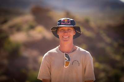 Emil Johansson posa para un retrato durante el Red Bull Rampage en Virgin, Utah, EE.UU., el 9 de octubre de 2023.