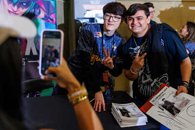Timothy "iiTzTimmy" An gibt Autogramme und trifft Fans bei den APEX Legends Season 4, Split 1 Playoffs, die am 4. Mai 2024 im Galen Center in Los Angeles, CA, USA, stattfanden. 