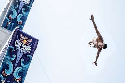 Oleskiy Prygorov cliff diving in Boston in 2023.