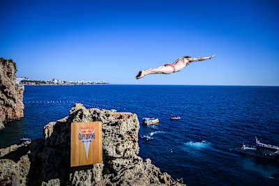 Gary Hunt cliff diving in Antalya, Turkiye.