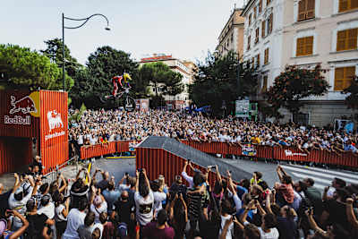 Johannes Fischbach in der Luft während des Red Bull Cerro Abajo im Teatro Nazionale Genua, Italien, am 25. August 2025