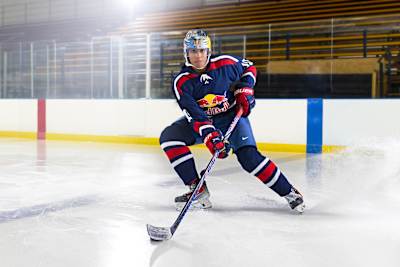 Laila Edwards, la star de USA Hockey, en pleine action sur la glace, le 12 novembre 2024.