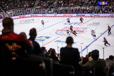 27 Eylül 2024'te EHC Red Bull München, Münih'teki SAP Garden'ın görkemli açılışında heyecan verici bir buz hokeyi maçında mücadele ediyor.