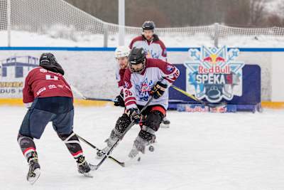 Des joueurs de hockey sur glace en action au Red Bull Spēka 5 à Riga, en Lettonie, le 12 décembre 2021.