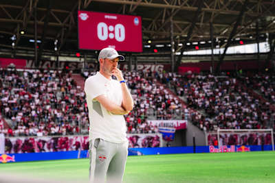 O novo técnico do RB Leipzig, Ole Werner, parece concentrado durante o jogo de pré-temporada da equipe contra a Atalanta, da Série A.